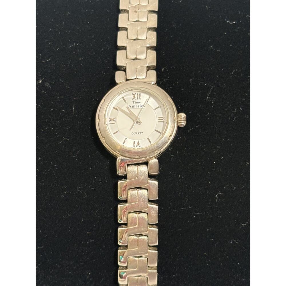 Time America Women's Classic Round Silver Tone White Wristwatch Hong Kong